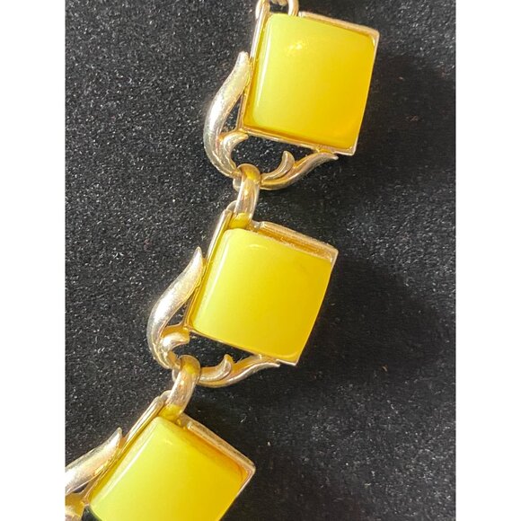 Vintage Lemon Yellow Thermoset Necklace With Gold-Tone Chain Links & Retro Chic - Picture 2 of 11